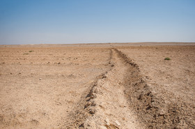 زمین های کشاورزی در روستای اسفنداران دیگر کشت نمی‌شوند.